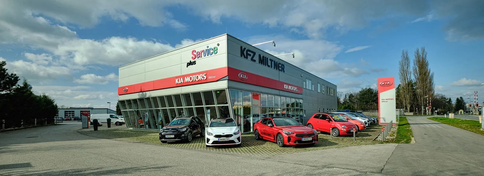 Fassade, Schauraum und Fahrzeuge von KFZ Miltner