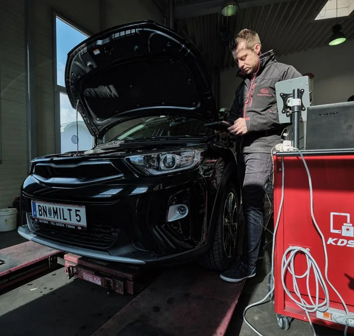 Techniker arbeitet an einem Fahrzeug in der Werkstatt