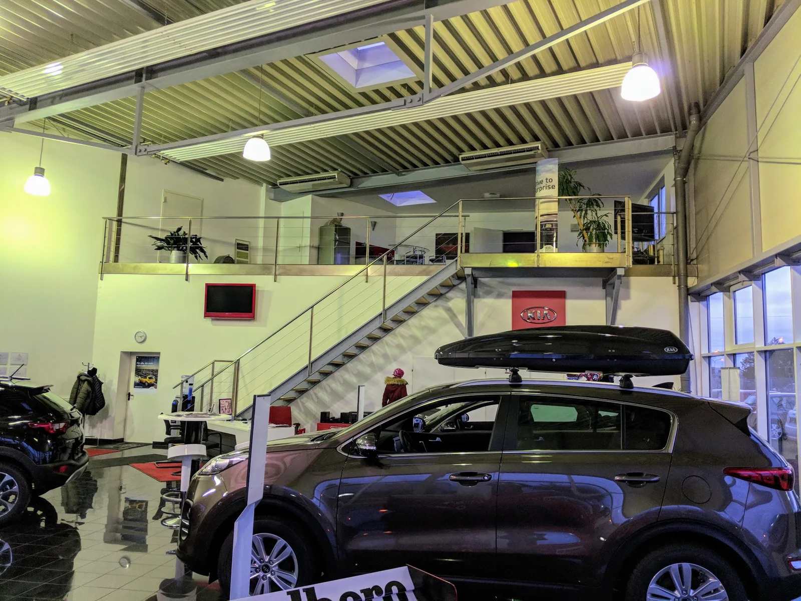 Kia Fahrzeuge im hellen Schauraum