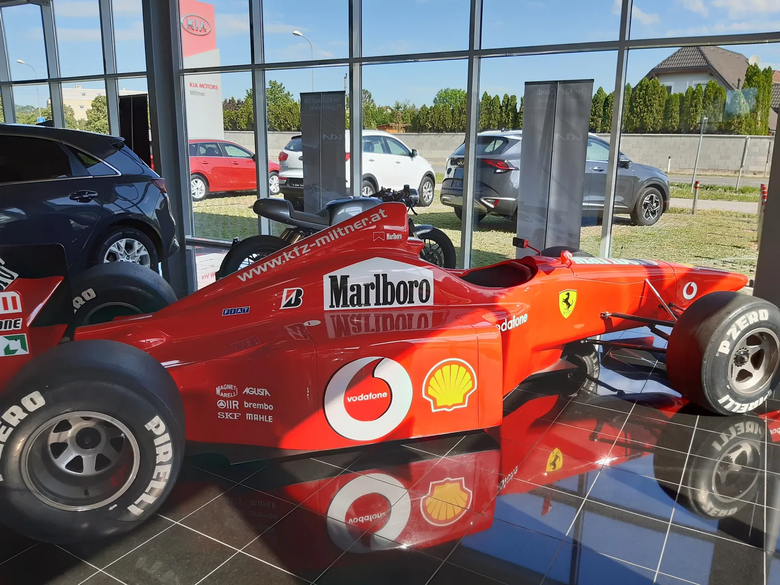 Rennwagen Ausstellungsstück im Kia Schauraum
